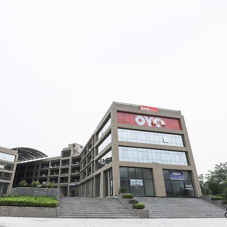 Hotel O Dream Stay Sarkhej Esterno foto