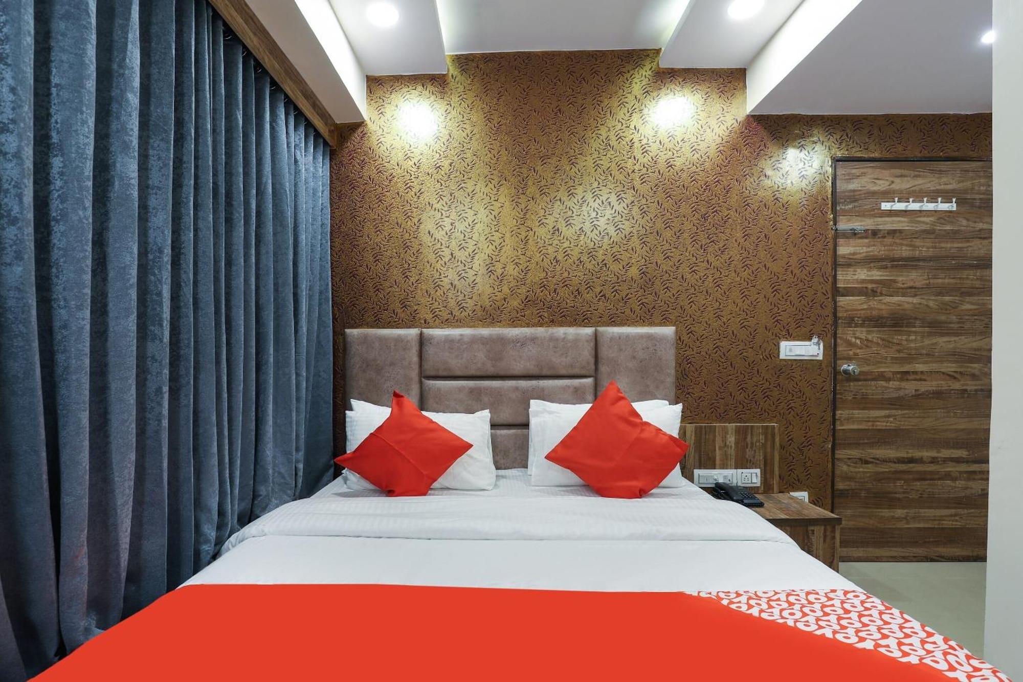 Hotel O Dream Stay Sarkhej Esterno foto