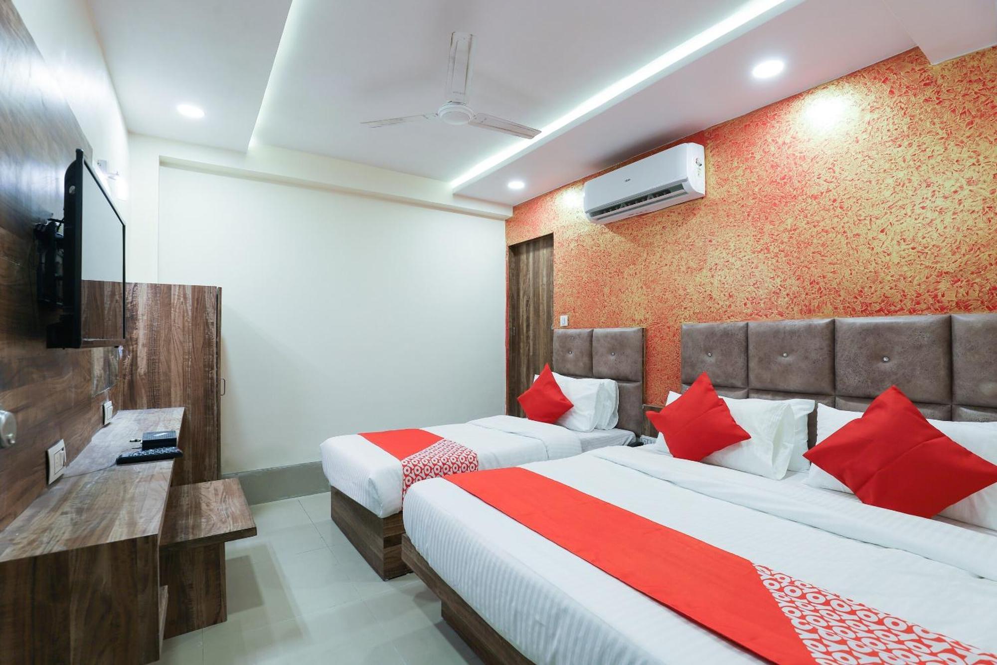 Hotel O Dream Stay Sarkhej Esterno foto