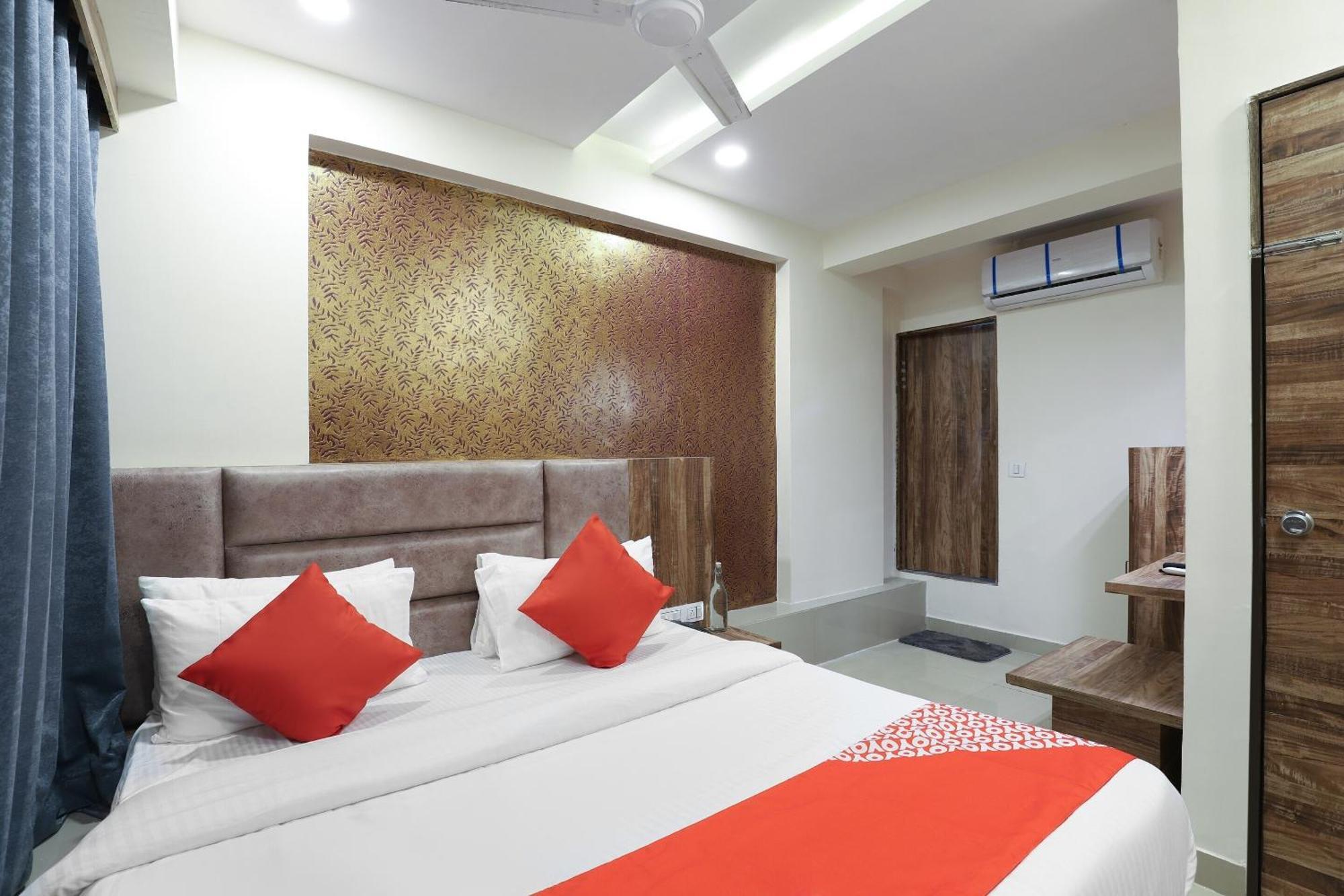 Hotel O Dream Stay Sarkhej Esterno foto