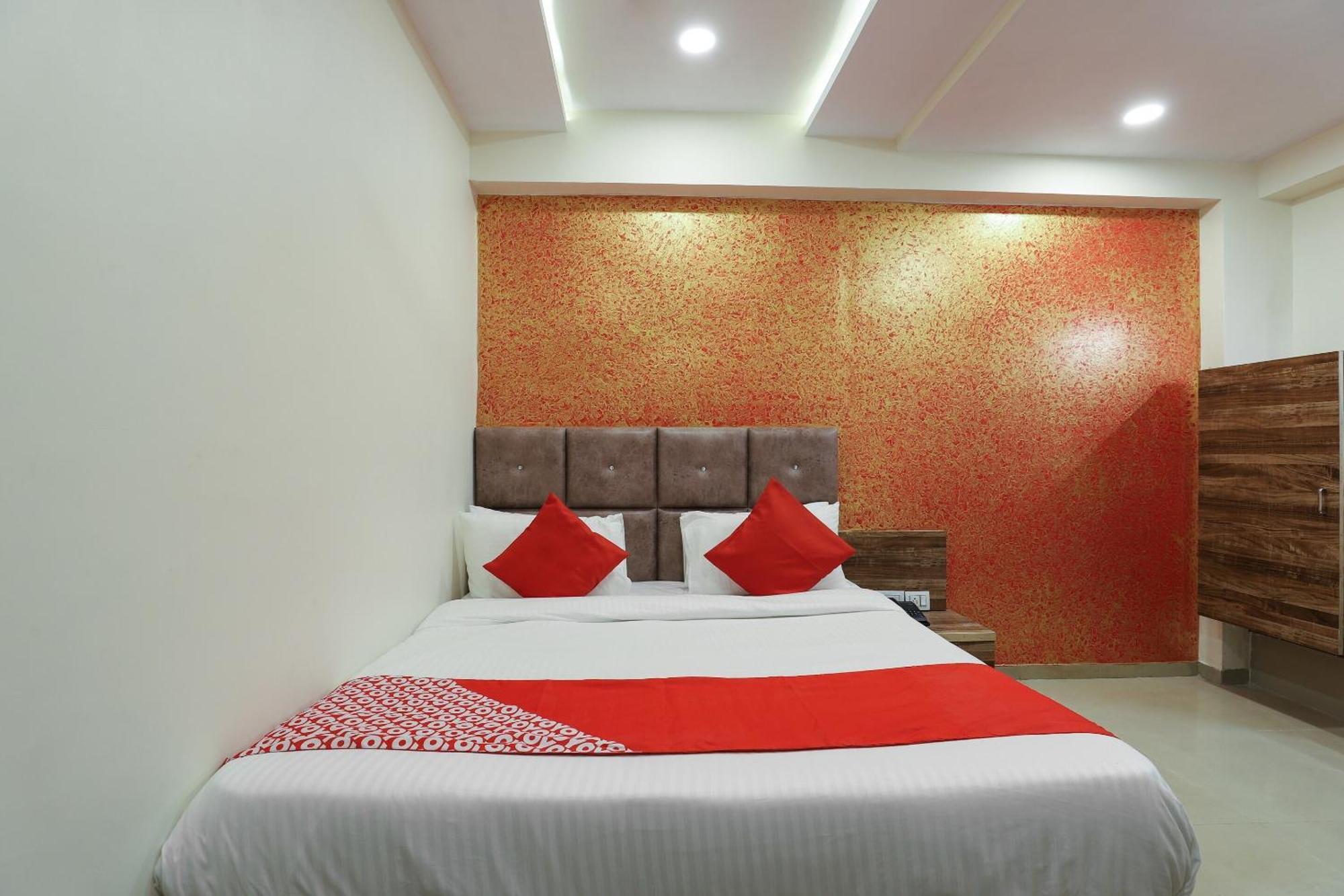 Hotel O Dream Stay Sarkhej Esterno foto