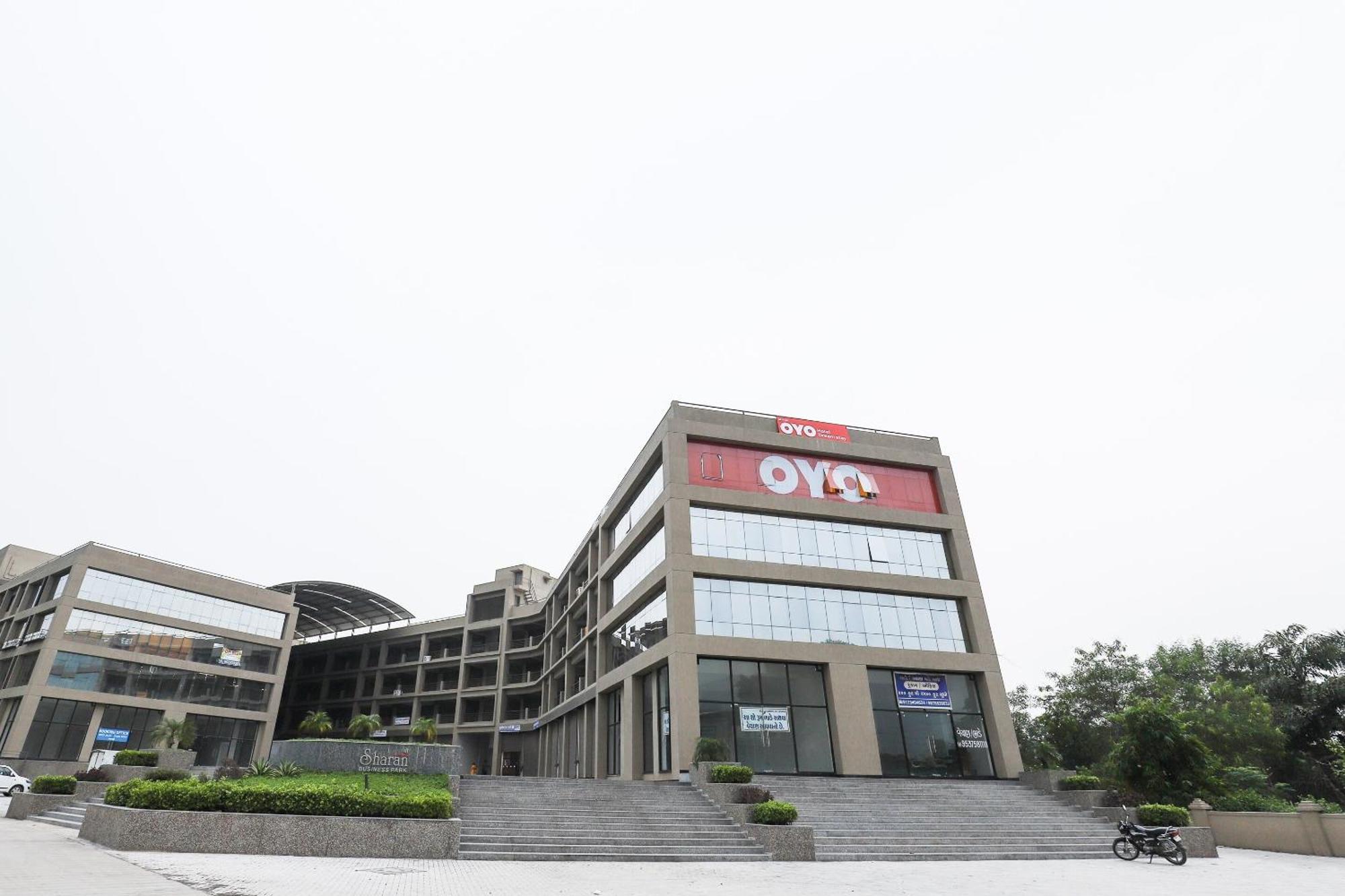 Hotel O Dream Stay Sarkhej Esterno foto