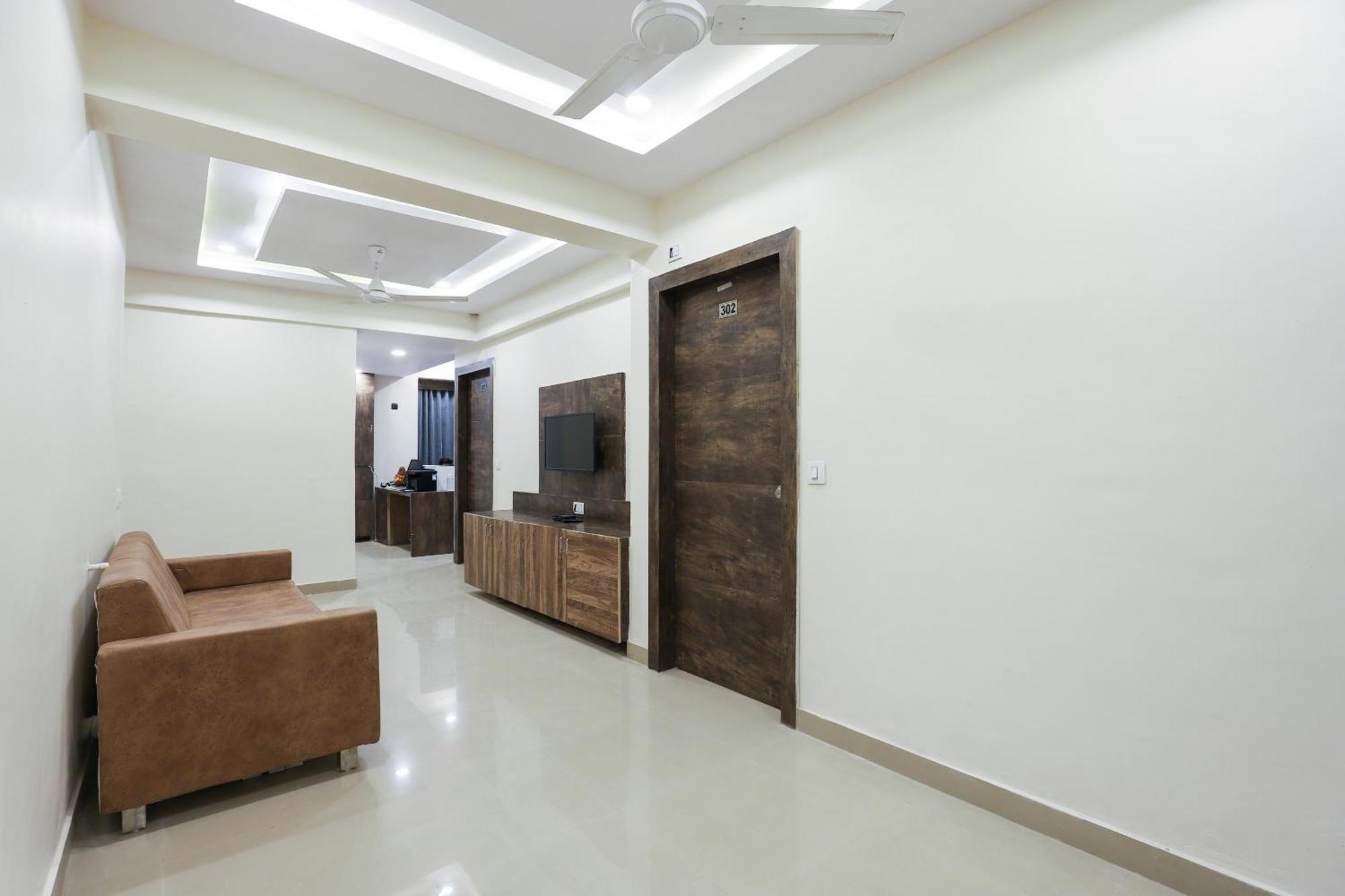 Hotel O Dream Stay Sarkhej Esterno foto