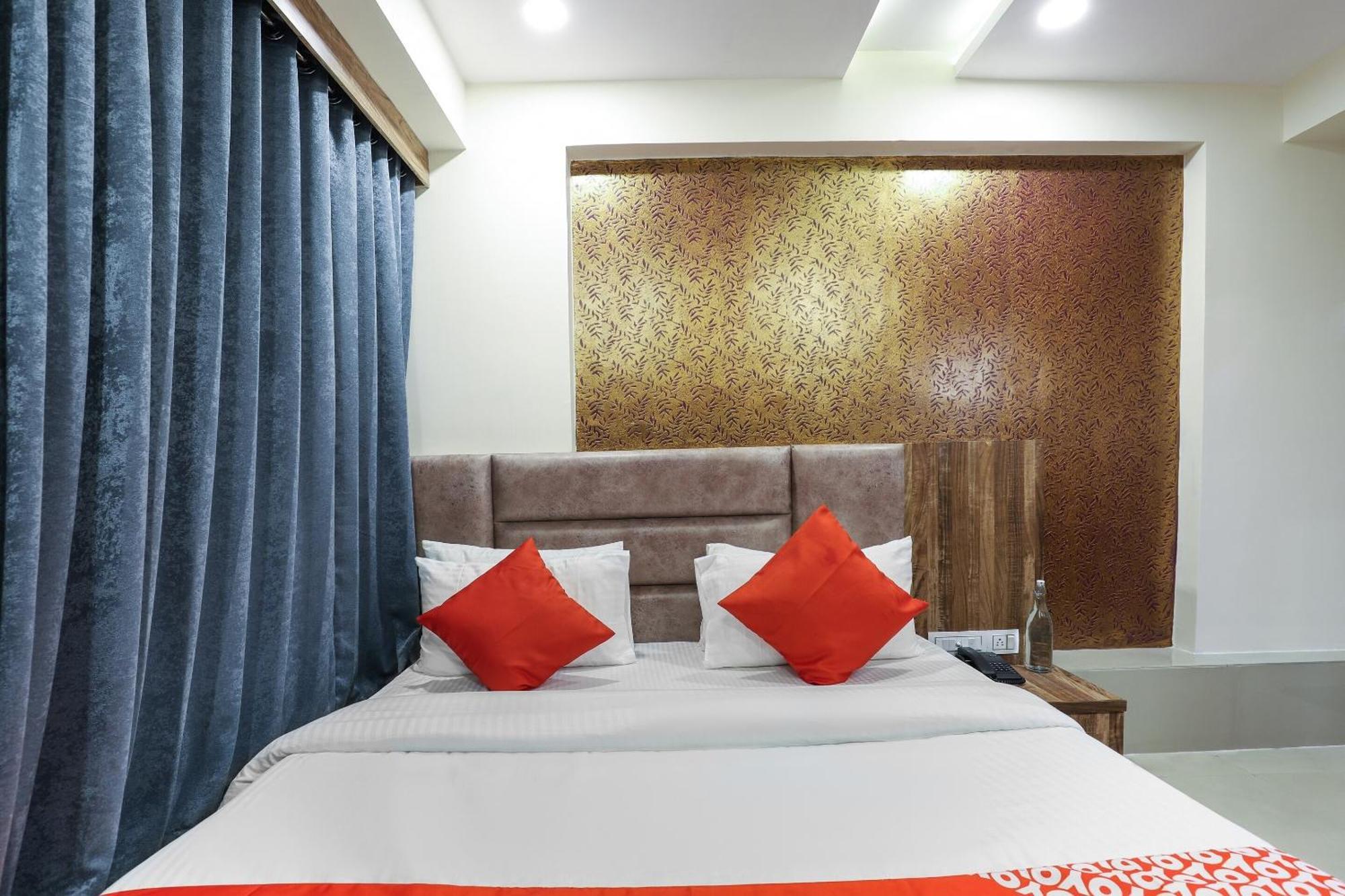 Hotel O Dream Stay Sarkhej Esterno foto