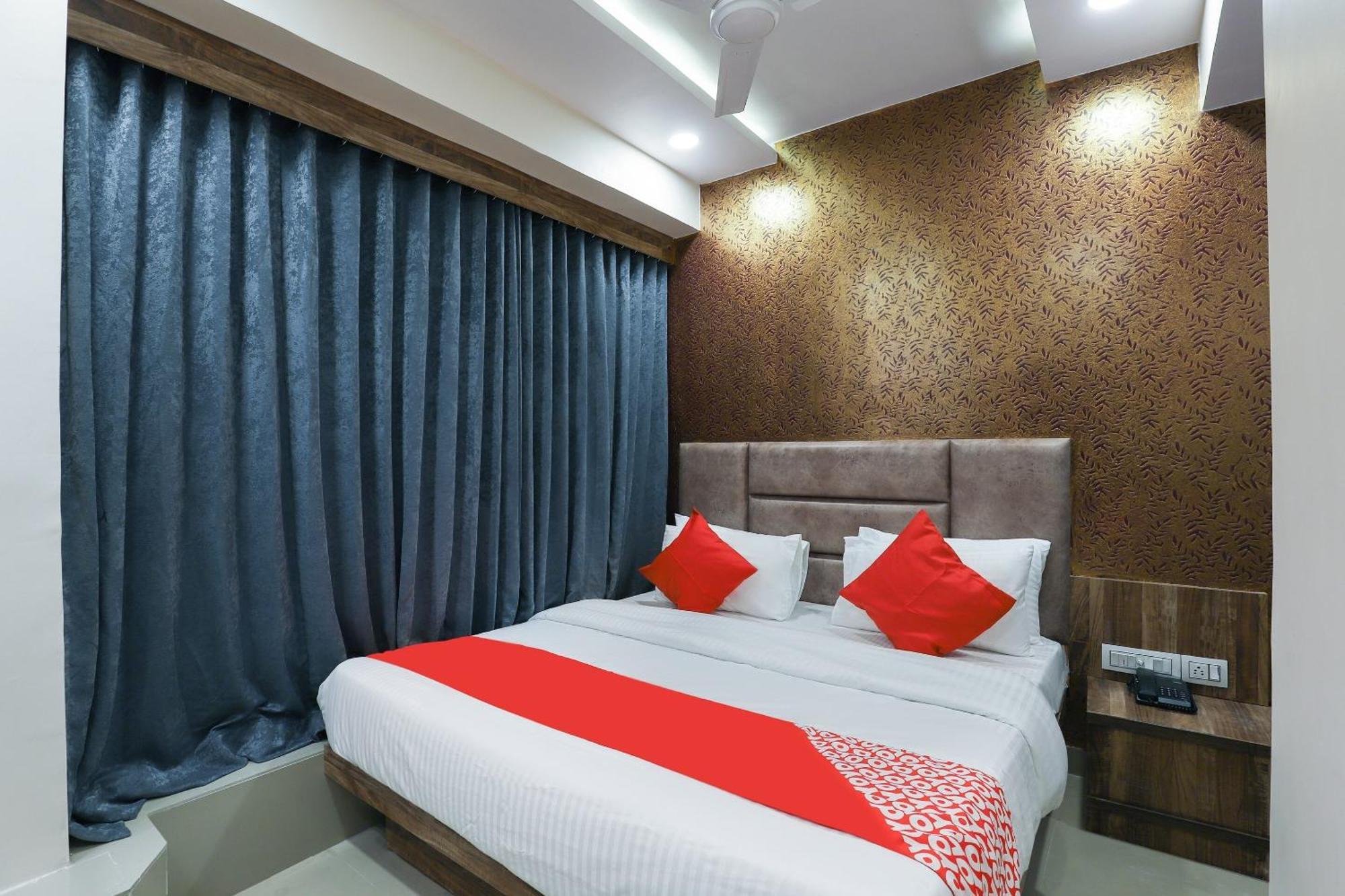 Hotel O Dream Stay Sarkhej Esterno foto
