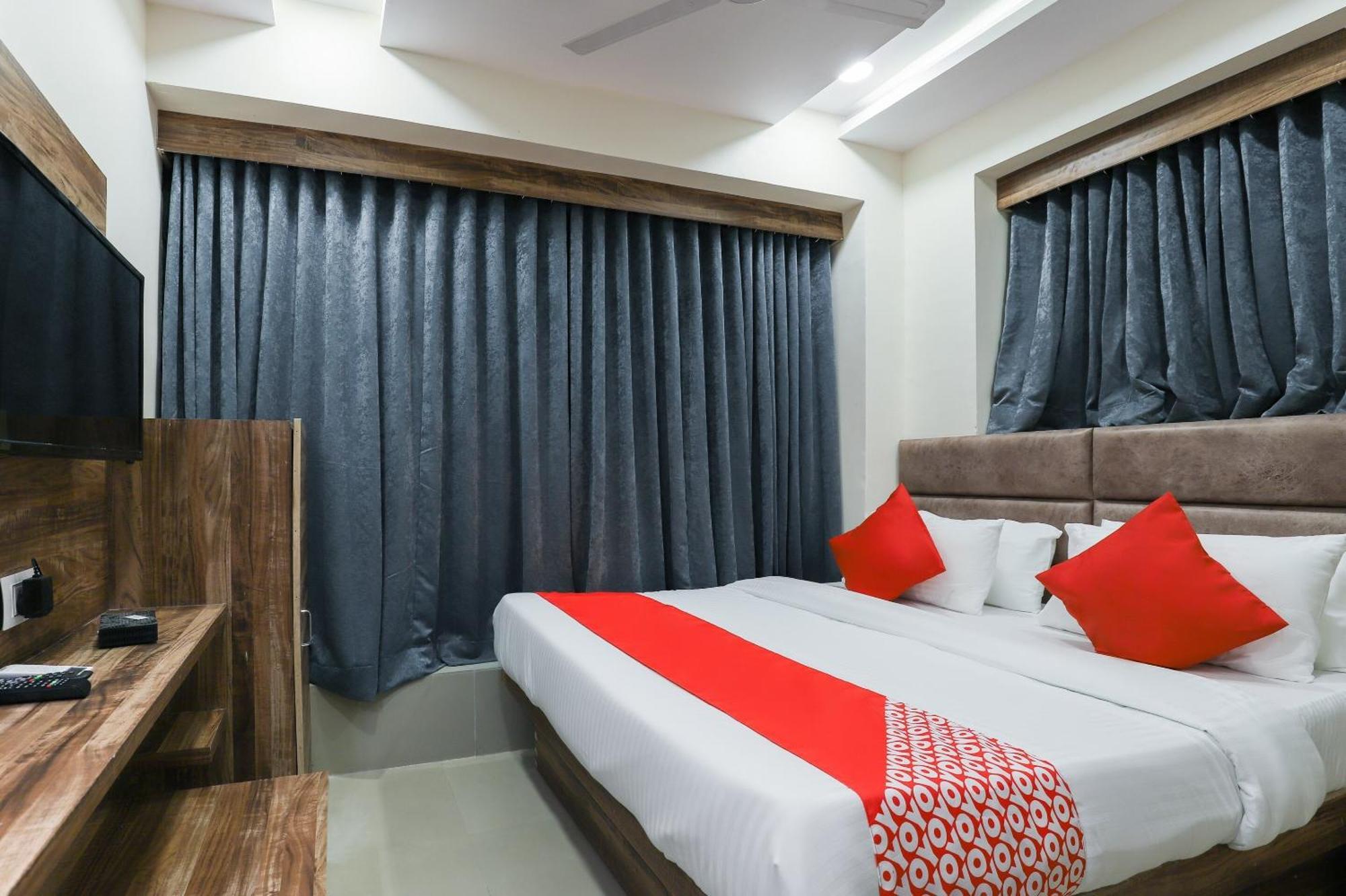 Hotel O Dream Stay Sarkhej Esterno foto