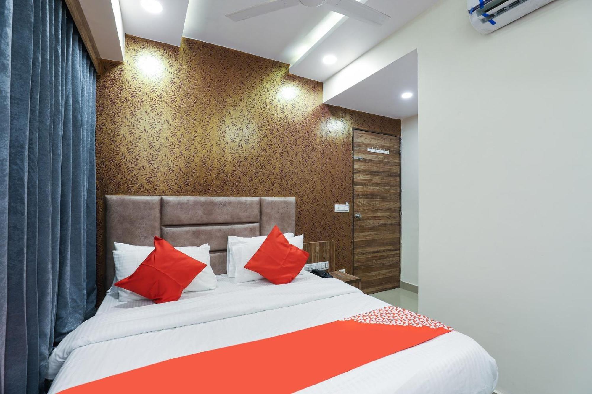 Hotel O Dream Stay Sarkhej Esterno foto